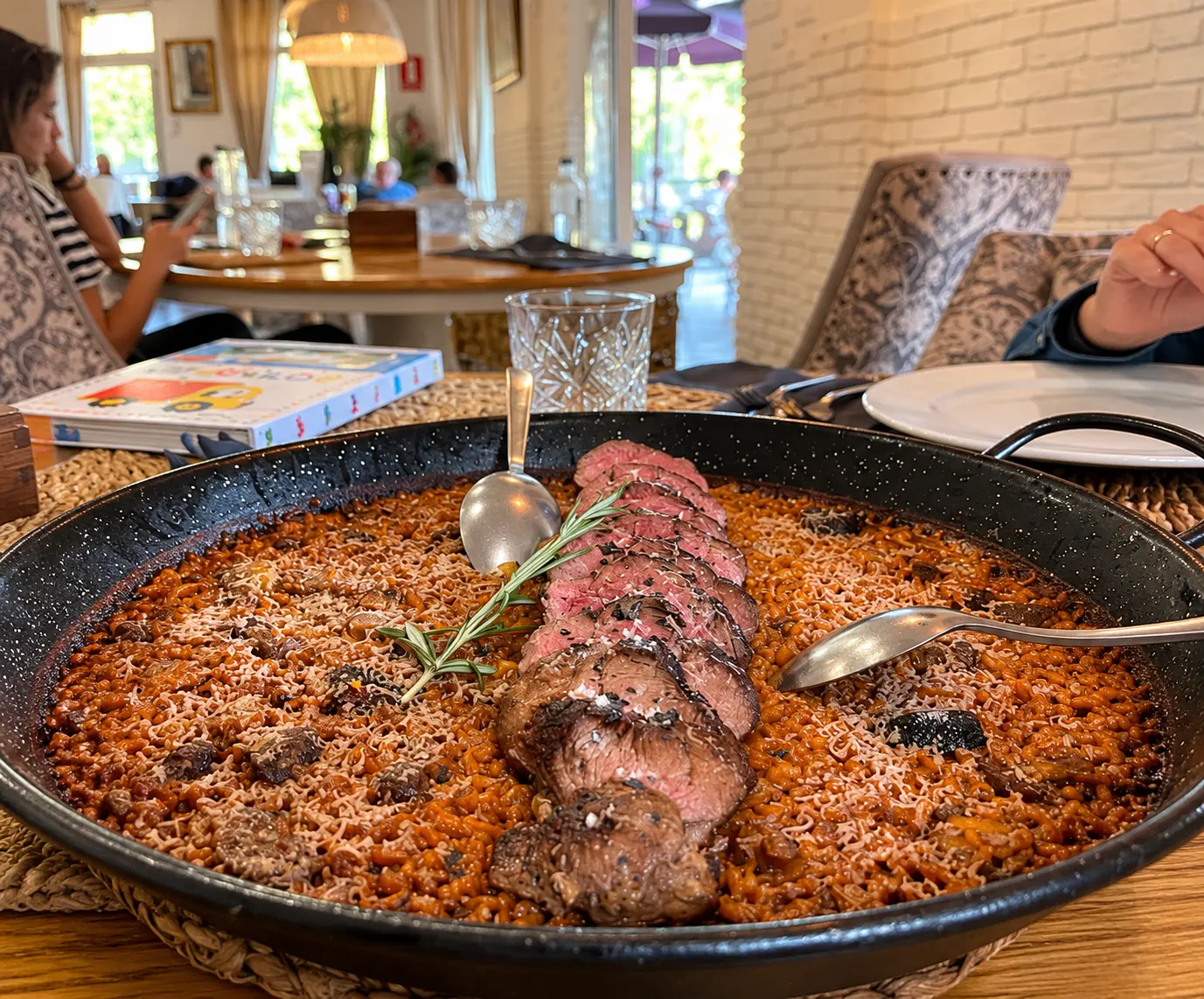 Arroz al horno con carne, plato de la casa