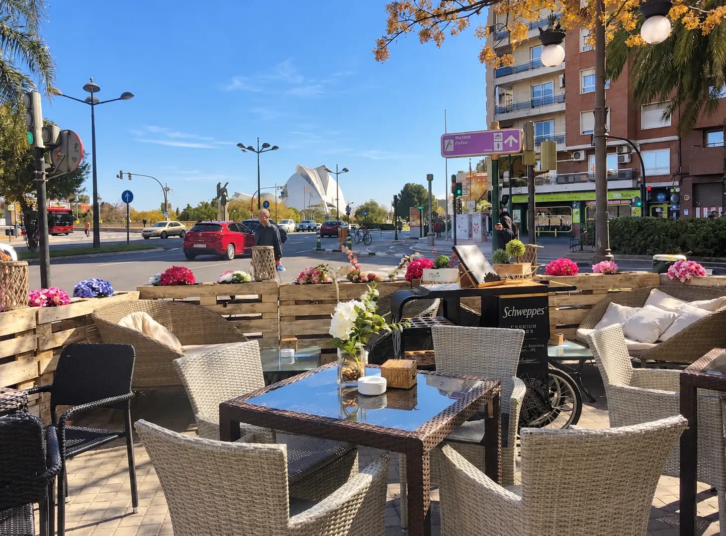 Terraza con butacas de mimbre frente al Palau de les Arts